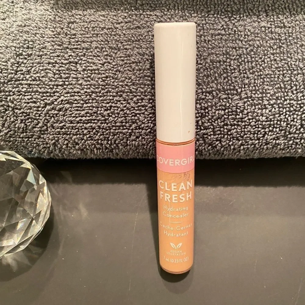 1049 Covergirl Clean Fresh Hydrating Concealer #340 Light Pale New